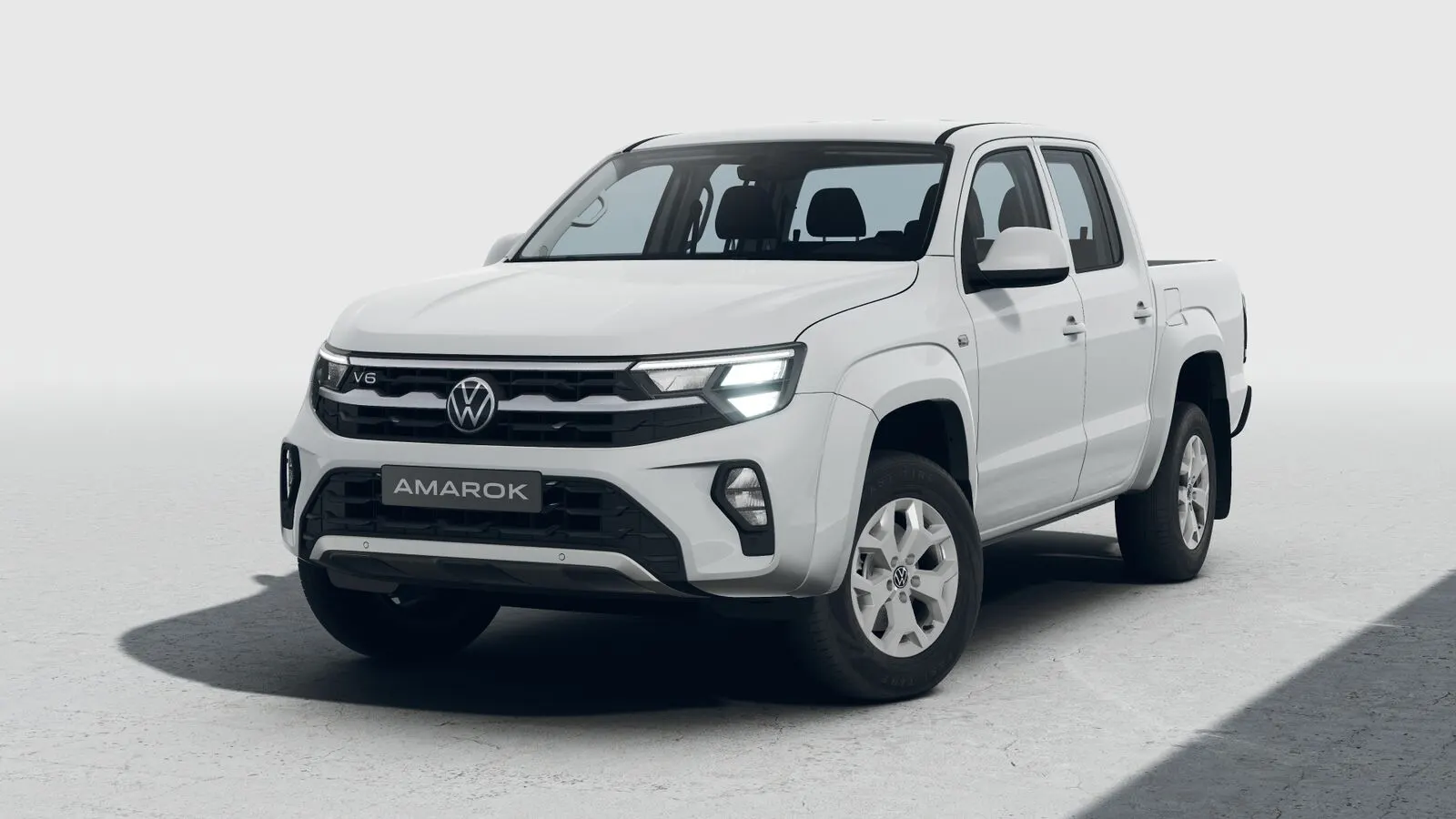 Volkswagen Amarok V6 Comfortline branca, vista de frente em três quartos