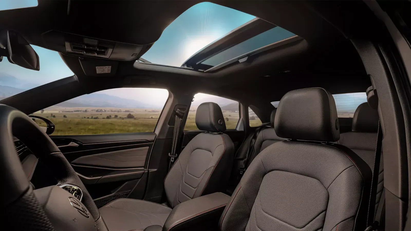 Interior do Volkswagen Jetta GLI com teto panorâmico
