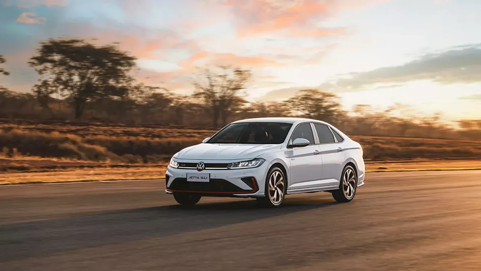 Volkswagen Jetta GLI em movimento na estrada