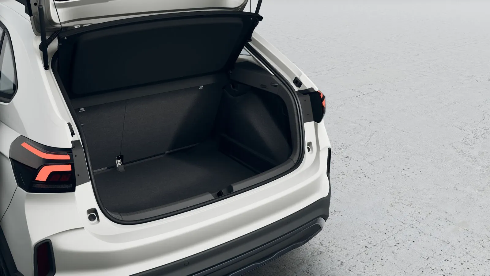 Porta-malas aberto do Volkswagen Nivus Sense