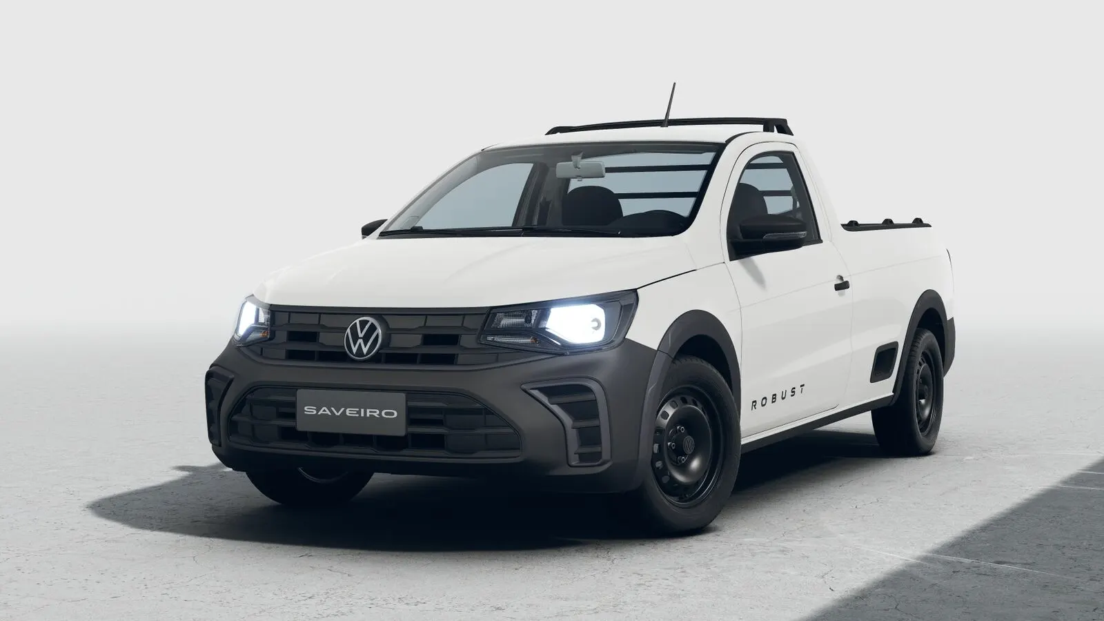 Volkswagen Saveiro Robust CS branca, vista de frente em três quartos