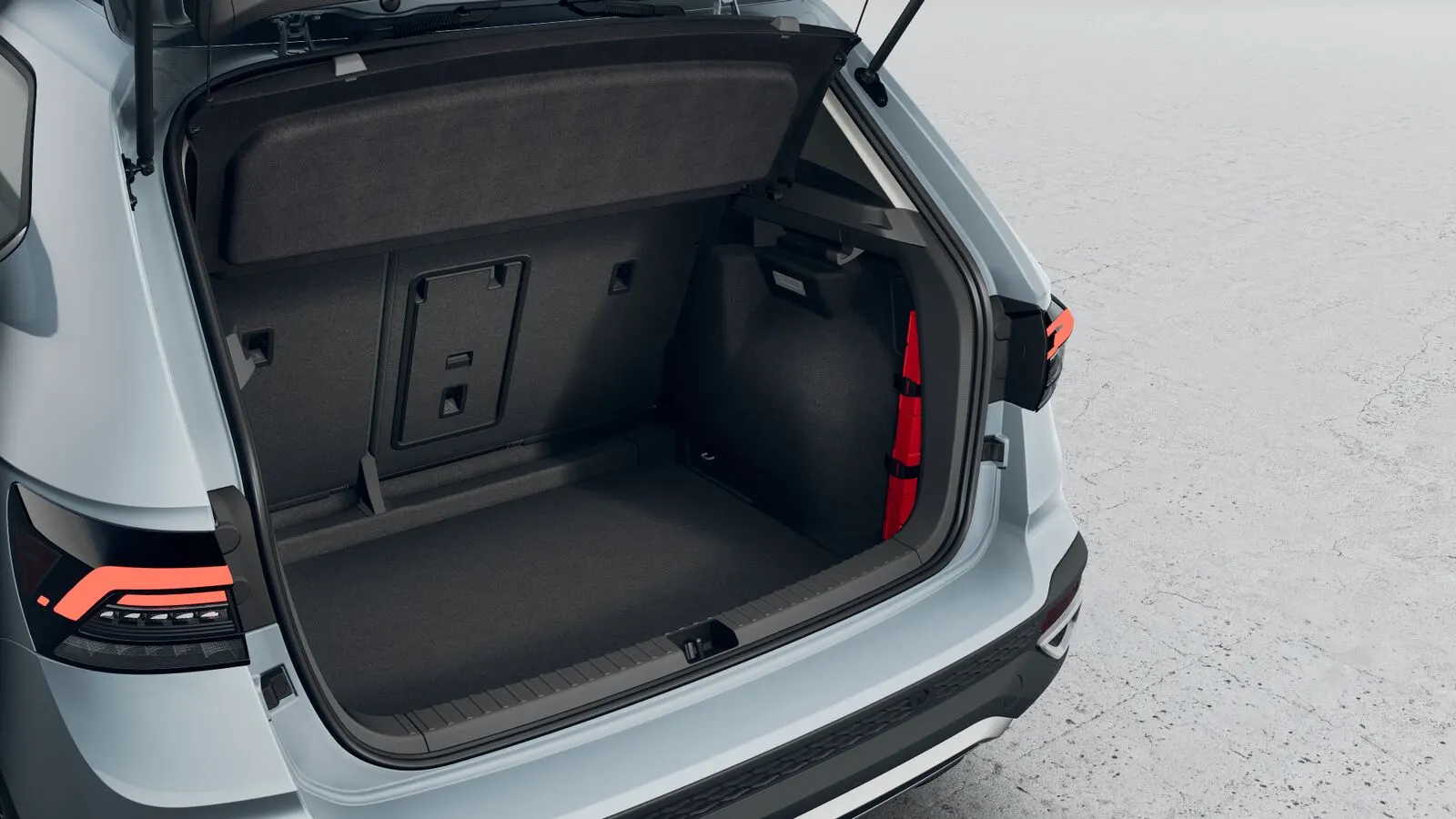Porta-malas aberto do Volkswagen Taos Comfortline