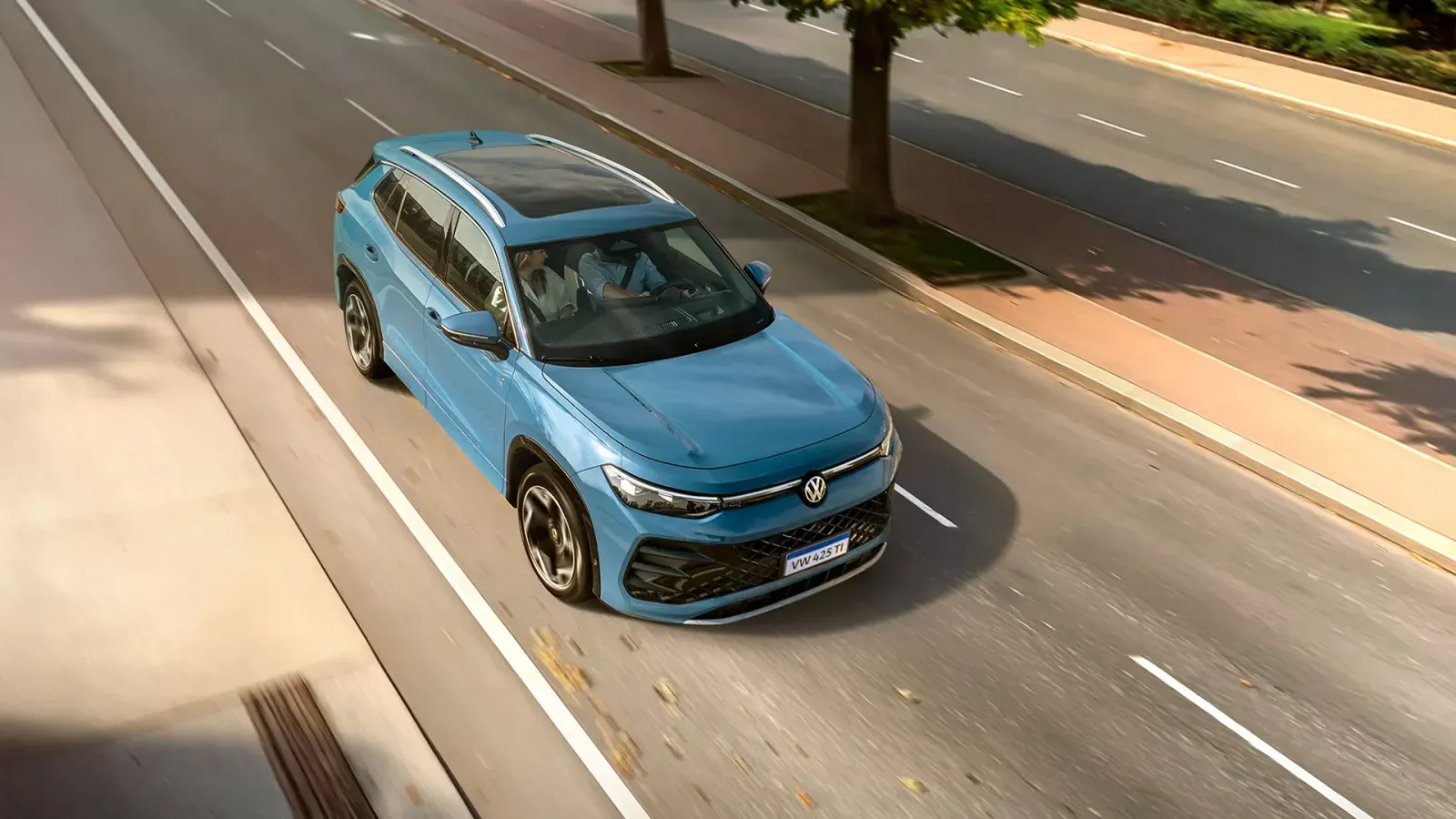 Volkswagen Tiguan R-Line azul em uma avenida, visto de cima