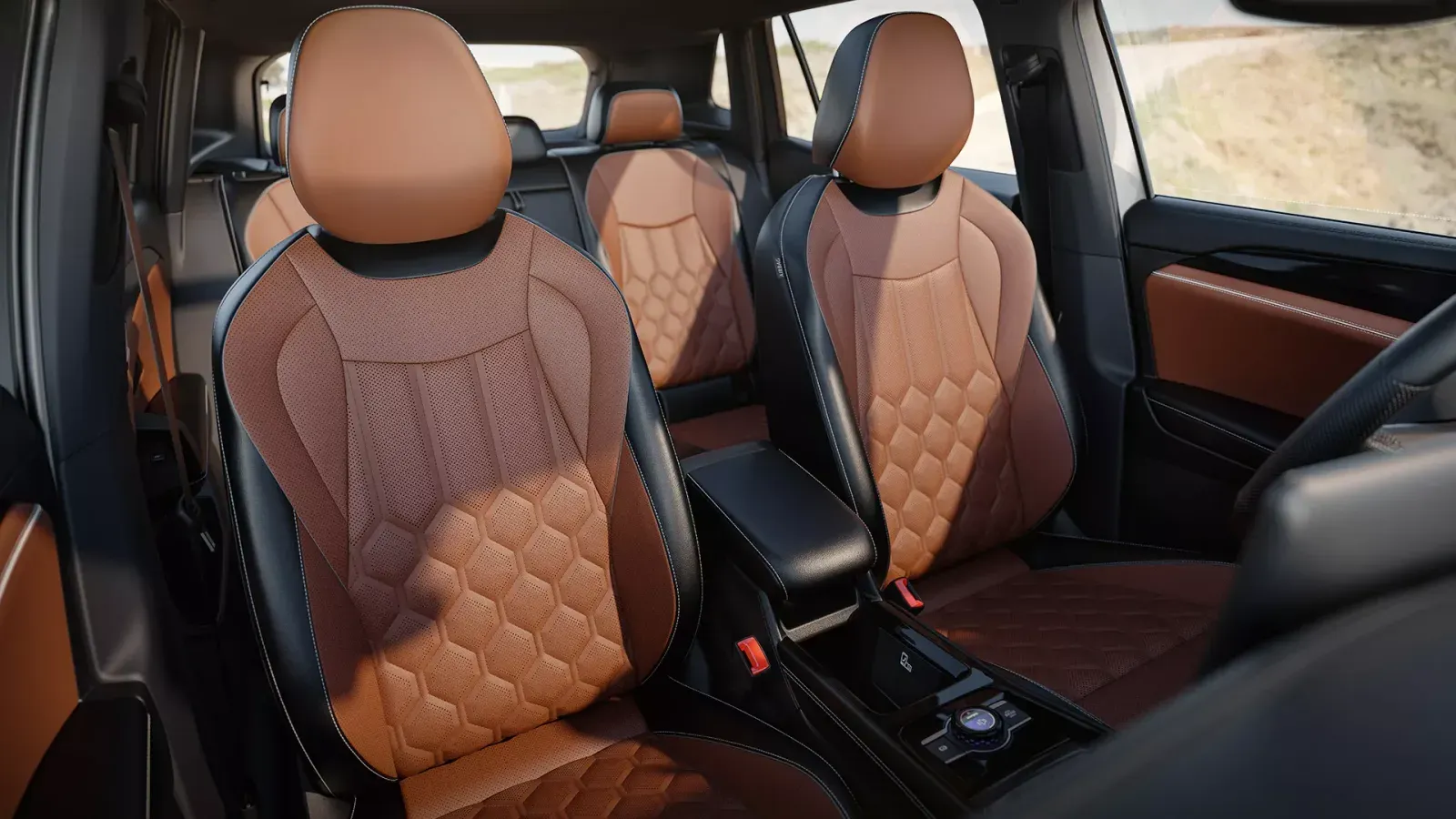 Bancos dianteiros em couro marrom do Volkswagen Tiguan R-Line