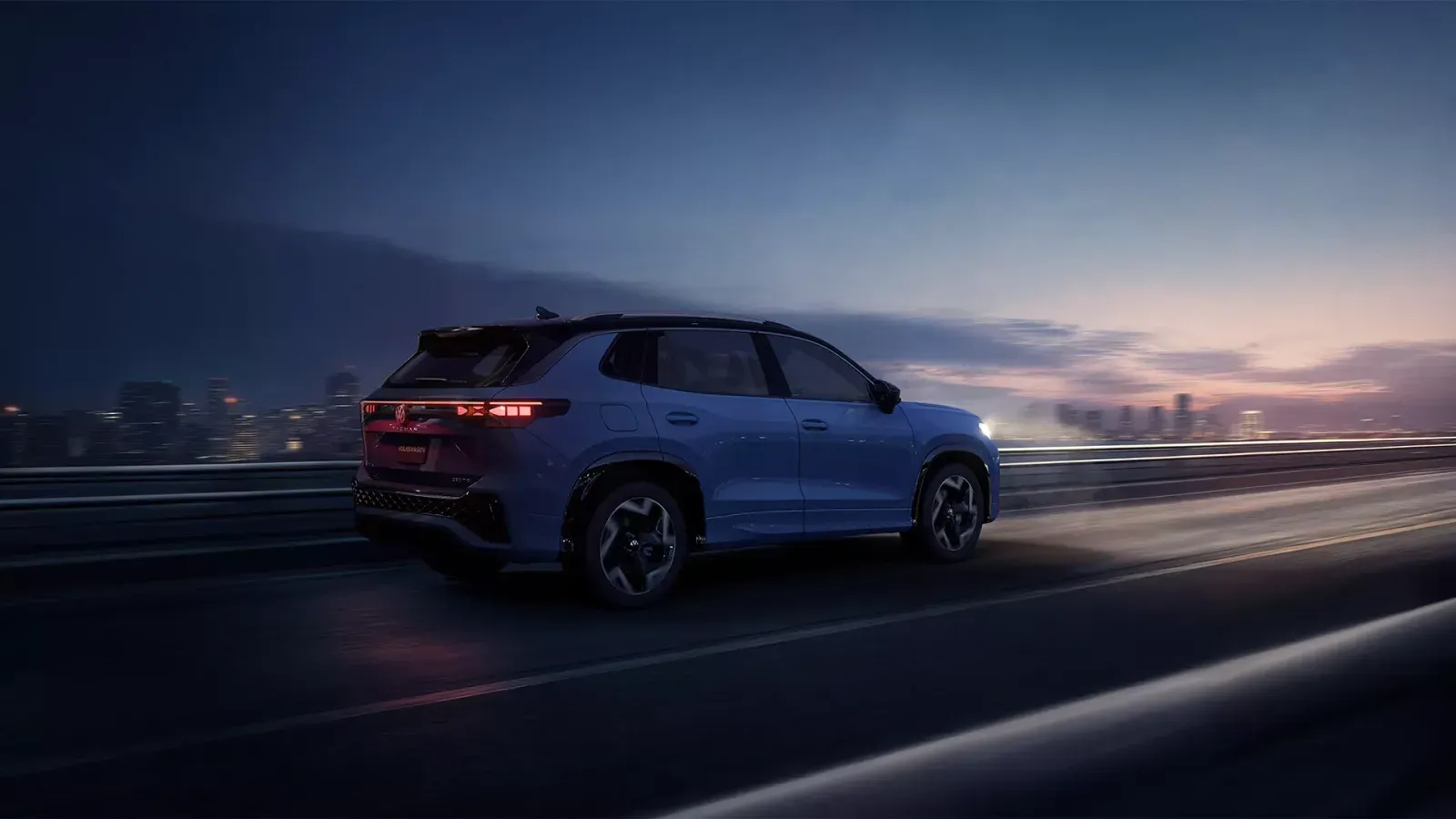 Traseira do Volkswagen Tiguan R-Line em estrada ao anoitecer