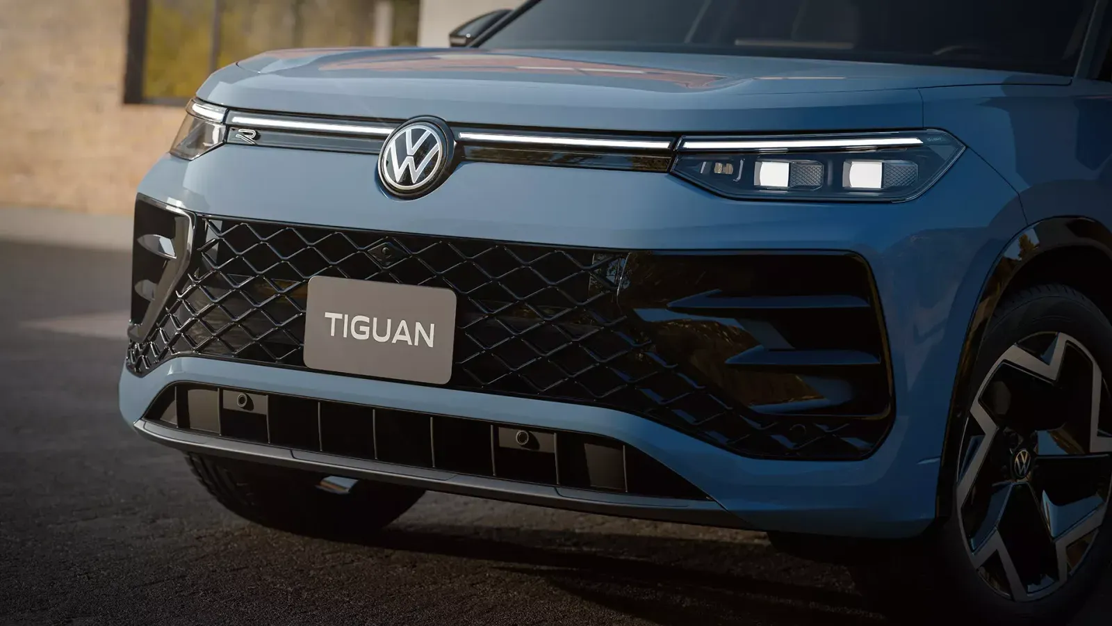 Frente do Volkswagen Tiguan R-Line azul